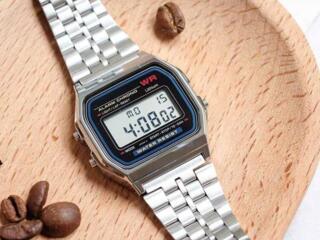 Часы электронные на мужскую или женскую руку.