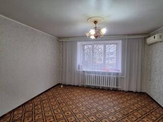 Предлагается к продаже двухкомнатная квартира на низком этаже в ...