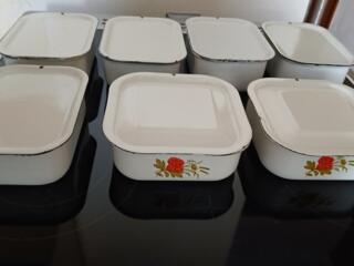 Лотки для холодца, кастрюли.