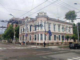 Chirie oficiu cu locuri de parcare, pe str. București intersecție cu .