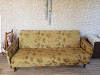 Срочно продам два дивана.  