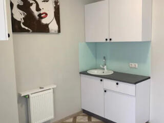 Продам помещение под коммерческую деятельность на Ак. Сахарова.