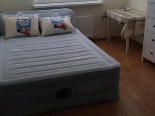 Высокая надувная кровать со спинкой