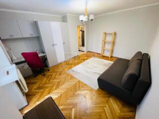 Vă propunem spre chirie apartament cu o odaie, bloc vechi, amplasat ..