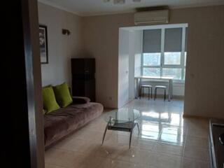 Предлагается к продаже просторная и светлая квартира в центре города .