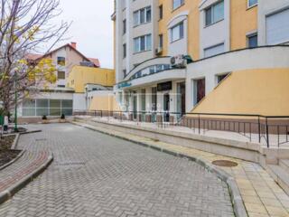 Se oferă spre chirie spațiu comercial în parterul unui bloc locativ ..