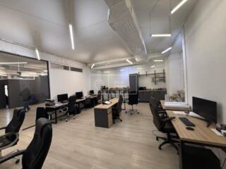 Se oferă spre chirie spațiu pentru oficiu în sectorul Botanica pe bd. 