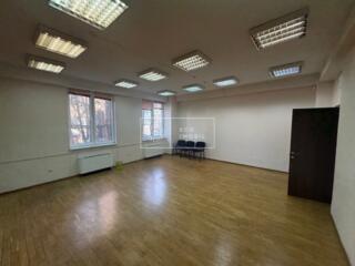 Se oferă spre chirie spațiu pentru oficiu cu suprafața de 38 m.p, ...