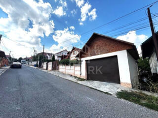 Se oferă spre vânzare o casă spațioasă și bine compartimentată, ...