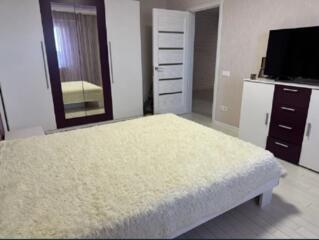 Сдаётся трёхкомнатная квартира. Дарницкий район, улица Урловская, 38, 