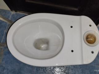 Унитаз в идеальном состоянии (крепление бачка по центрам - 175 мм)