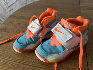 Продам б /у оригинальные детские кроссовки Nike