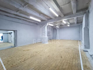 Depozit de 200 mp. pe str. Calea Basarabiei/Valea Bîcului.  Fost ...