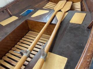 Лодка деревянная на весельном ходу