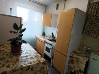 Продаю 2 кім кв Космонавтів 5/9, лоджія, 45/29/8