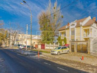 Se oferă spre chirie clădire separată în sectorul Centru, pe str. 31 .