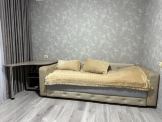 Кровать + угловой стол — отличное решение для небольшой комнаты