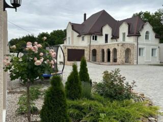 Шикарный дом для комфортной жизни с террасами и прудом