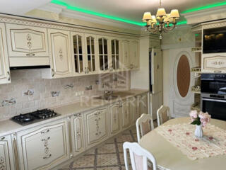 Apartament modern cu vedere superbă, iar la parter găsiți bazin, ...