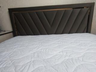 Продается шикарная, королевская большая кровать с матрацем.