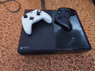 Xbox one 500gb 2 оригинальных джойстика. 1 диск с игрой maincraft.