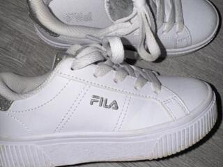 Продам кроссовки для девочки.