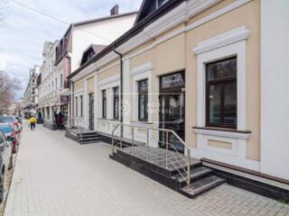 Se oferă spre chirie spațiu comercial la prima linie în centrul ...