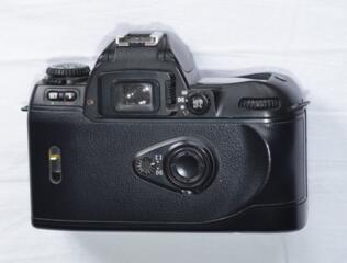 Nikon F80 (N80) – SLR Modern cu Performanțe Avansate