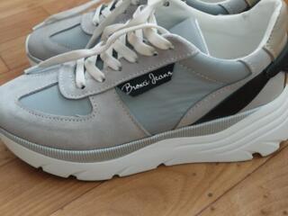 Продам женские кроссовки