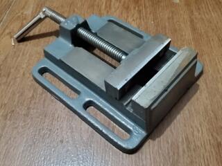 Продам новые станочные тиски. Ширина зажимных губок 100 мм.