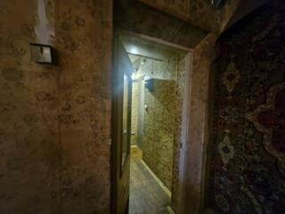 В продаже двухкомнатная квартира на низком этаже в комфортном районе .