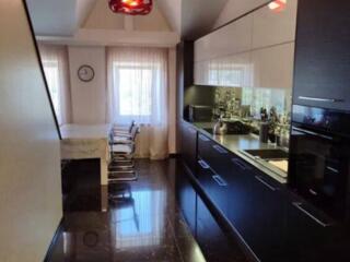 Продаётся стильная двухуровневая квартира студийного варианта. Общая .