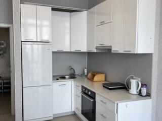 Продам стильну двокімнатну квартиру в новому будинку з видом на море .