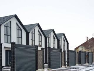 Продаются таунхаусы в с. Лески. Площадь — 99 м², участок — 1,3 сотки. 