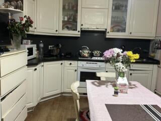 Продам трехкомнатную квартиру в центре города