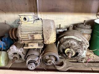 Микрометры, угольник, электродвигатели разные.