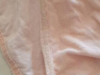 Простынь водонепроницаемая и простынь махра, обе на резинке.