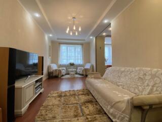 Здається трикімнатна квартира. Дніпровський, вулиця  ...