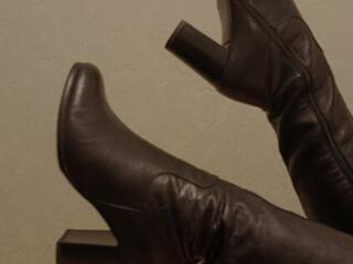 Женские кожаные сапожки.