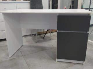 Письменный стол.