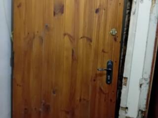 Дверь обшитая металлом и вагонкой деревянной с двух сторон