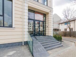 Se oferă spre chirie spațiu comercial la prima linie în centrul ...