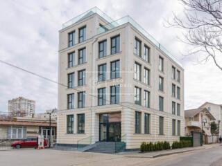 Se oferă spre chirie spațiu comercial la prima linie în centrul ...