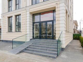 Se oferă spre chirie spațiu comercial la prima linie în centrul ...