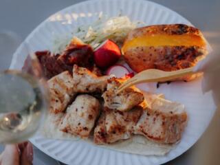 Повара, помощники поваров, бармены, официанты, уборщицы.