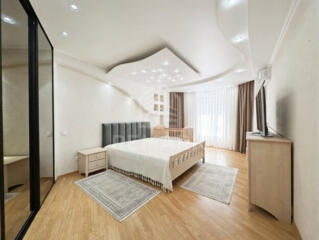 Chirie apartament cu terasă în centru și cu parcare inclusă în preț! .