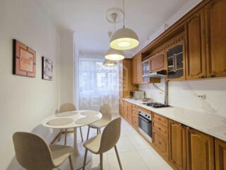 Apartament spre chirie cu 4 camere, ultra centru! Alături de parcul ..