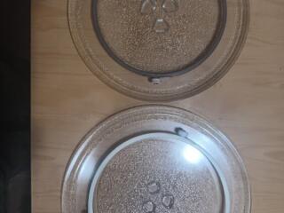 Тарелка для микроволновки вместе с роллером