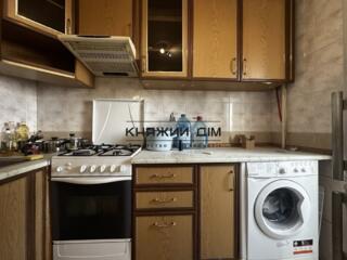 Вулиця Касияна Василя 10 , 8 поверх 9 поверхового будинку .Велика ...