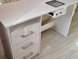 Отличный стол для мастеров маникюра